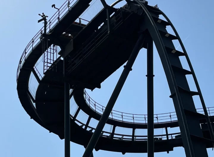 'Terrifying': Roller Coaster Ride Evacuated on UK's Hottest Day, People Forced to Climb Down